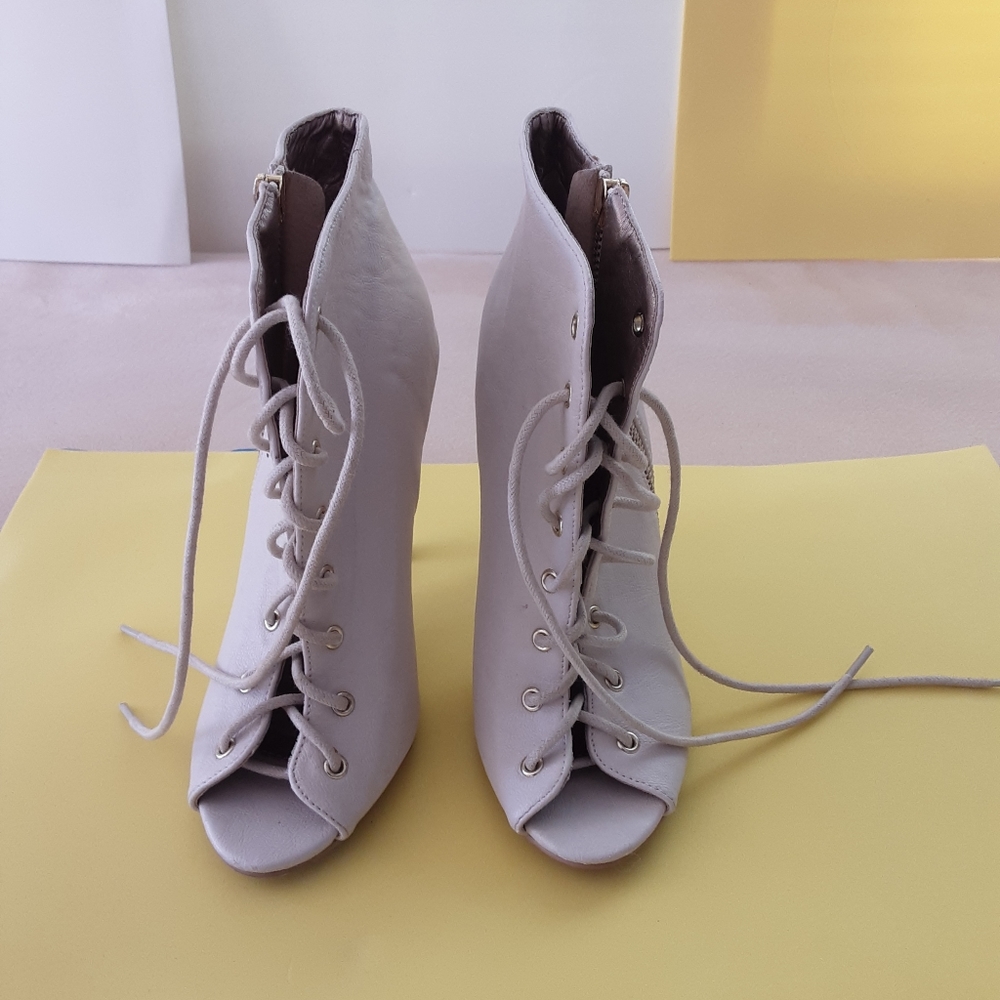 Charlotte Russe 450 Women Heels Sz 6 Beige Preowned Lace & Zip Closure Peep Toe